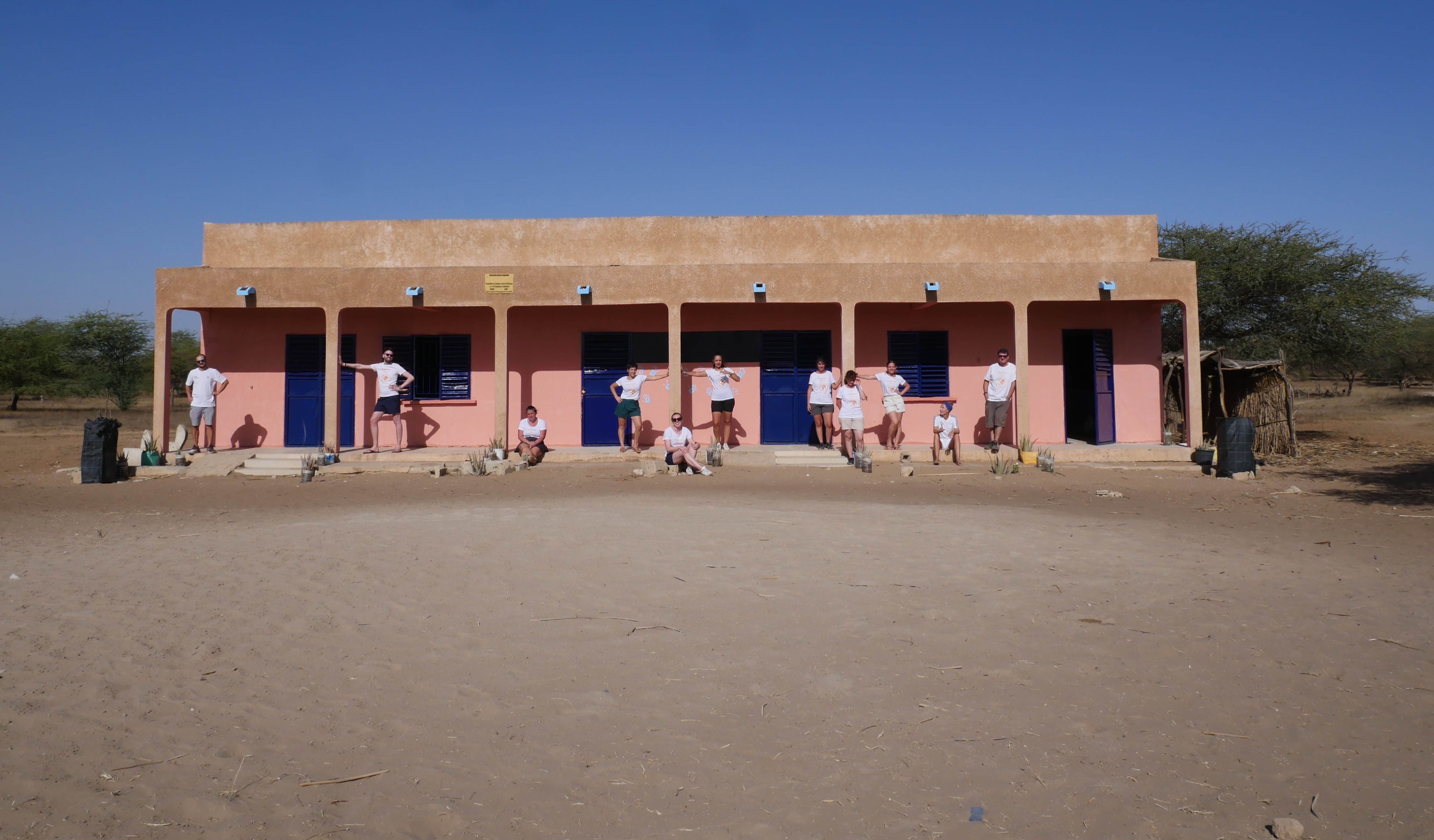 Les volontaires de l'AST67 devant un bâtiment fraîchement rénové au Sénégal en 2022